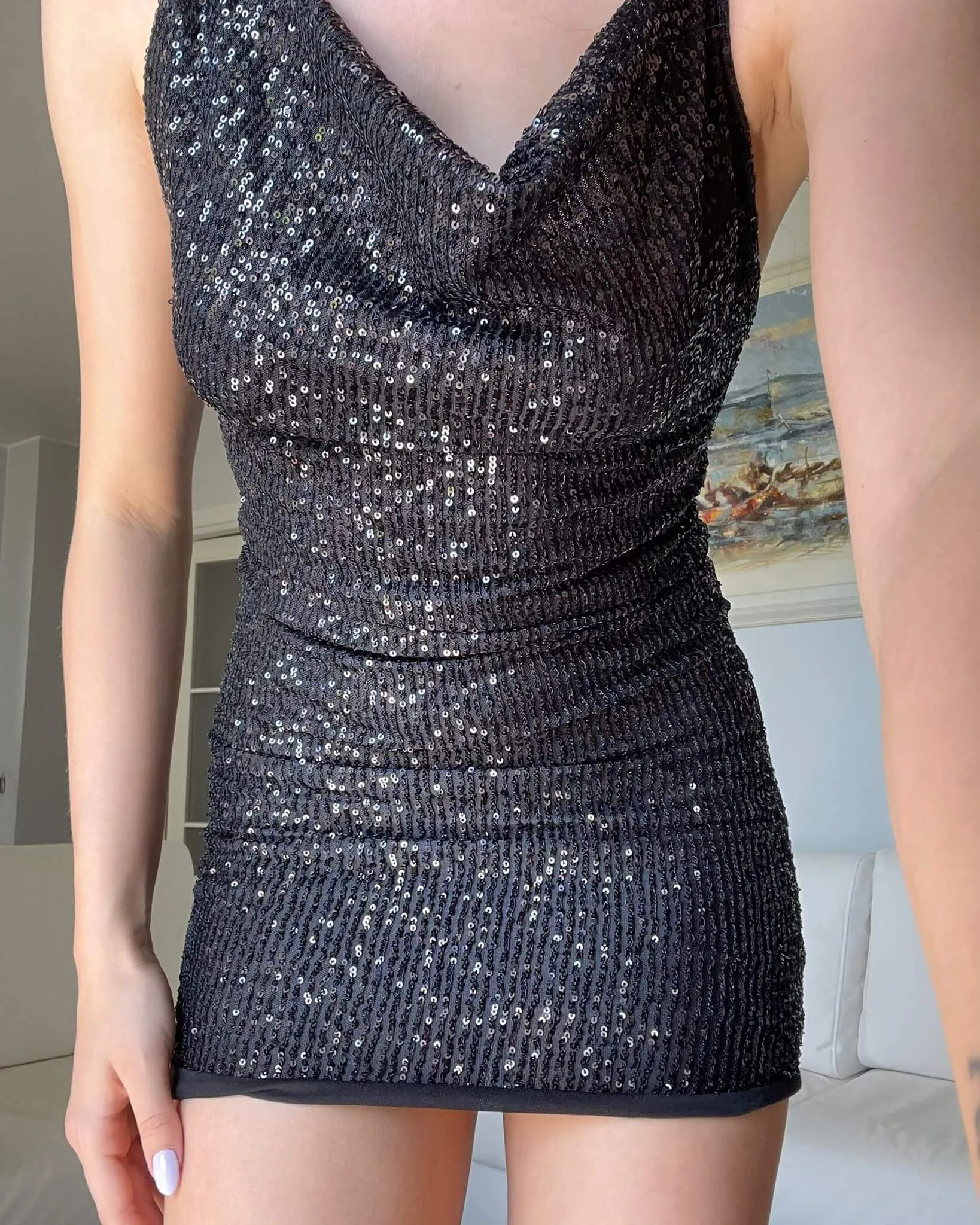 Abito corto in paillettes nero.