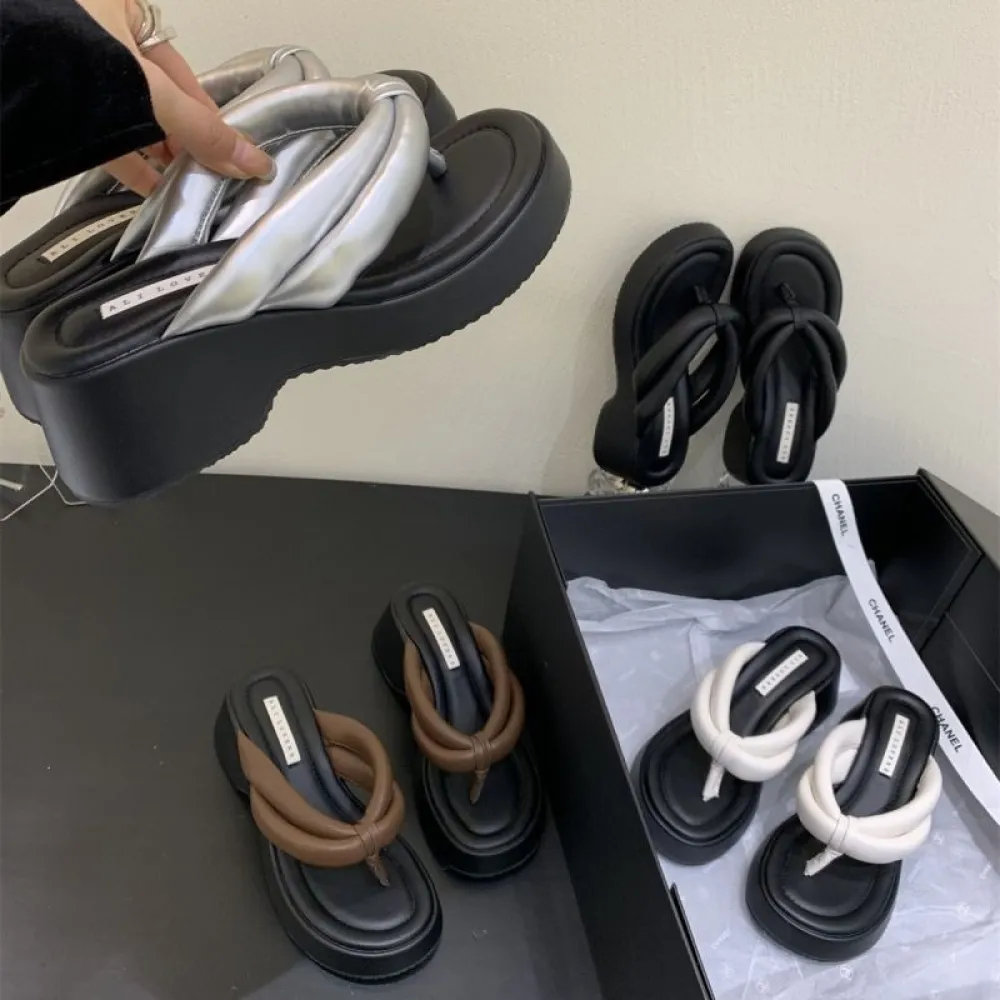 Infradito con plateau con suola spessa Scarpe da donna per abbigliamento esterno 2024 Nuovi sandali estivi con un senso di calpe